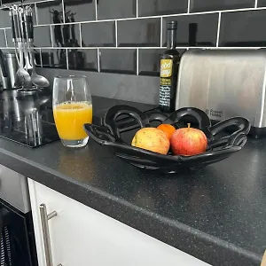 3-bed From Home, Sleeps 6, Great For Contractors, Close To Gulliver's Valley Theme Park, Free Parking, Hot Tub, Couple Retreat Holiday home Sheffield
