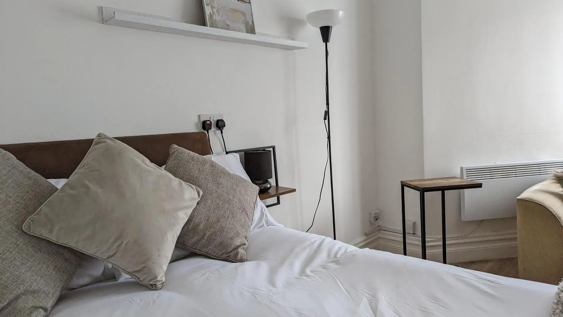 Serene 1 Bedroom Flat In Roath Cardiff 0*,